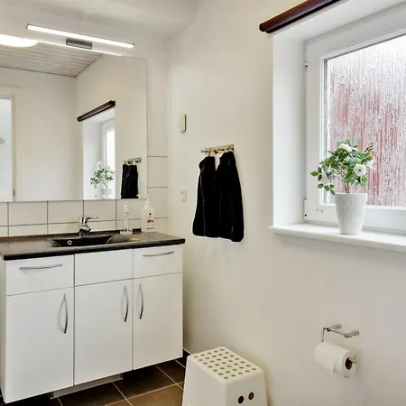 Rikhard Holiday home Lokken